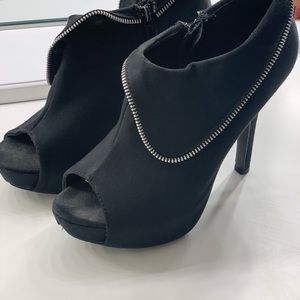Black zipper stiletto’s!